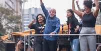 Presidente e candidato à reeleição pelo PT, Luiz Inácio Lula da Silva, em ato na Avenida Paulista  Foto: Daniel Teixeira/Estadao / Estadão