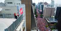 Militantes, simpatizantes e apoiadores do presidente da Rep&uacute;blica, Luiz In&aacute;cio Lula da Silva (PT), participam de um ato pol&iacute;tico em apoio &agrave; sua reelei&ccedil;&atilde;o na Avenida Paulista, na cidade de S&atilde;o Paulo (SP), neste domingo, 11  Foto: EDI SOUSA/ATO PRESS/ESTAD&Atilde;O CONTE&Uacute;DO