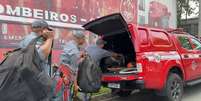 Equipes da Defesa Civil e Corpo de Bombeiros de São Paulo preparando equipamentos e suprimentos para embarque ao Amazonas  Foto: Divulgação / Governo de SP