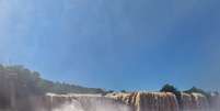 Com vazão quase seis vezes maior que a média para o período, passarela das Cataratas do Iguaçu são fechadas para visitação  Foto: Divulgação / Urbia+Cataratas
