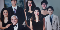 A família Walss. Acima, da esquerda para a direita: Rudy, Paty e Jenny. Abaixo: Eugenia, Rodolfo, Consuelo, Leo e Danny, filho de Jenny.  Foto: Arquivo da família Walss-Bass / BBC News Brasil