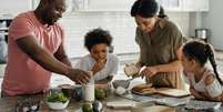 Ensinando a crian&ccedil;a a cozinhar, voc&ecirc; ensina ela a ter autonomia, independ&ecirc;ncia e ainda cria mem&oacute;rias  Foto: Pexels/August de Richelieu / Bons Fluidos