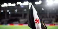 Foto: Bandeirinha de escanteio do Vasco ( Divulgação/Vasco) / ( Divulgação/Vasco)