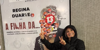 Regina Duarte mostra cartaz coberto com adesivos de Lula e faz o número '22' de Flávio Bolsonaro com as mãos  Foto: Reprodução/Instagram