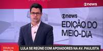 O apresentador Ricardo Abreu durante boletim na GloboNews sobre a manifesta&ccedil;&atilde;o lulista na Paulista  Foto: Reprodu&ccedil;&atilde;o/TV