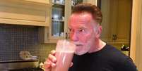 Suco de beterraba no liquidificador &eacute; t&atilde;o bom quanto a creatina: aos 79 anos, Arnold Schwarzenegger afirma que ele promove 'melhor oxigena&ccedil;&atilde;o muscular e maior efici&ecirc;ncia cardiovascular durante o mesmo treino'.  Foto: Reprodu&ccedil;&atilde;o, YouTube / Purepeople