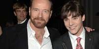 Bryan Cranston e RJ Mitte posam juntos em evento Foto: Reprodu&ccedil;&atilde;o Instagram | @bryancranston
