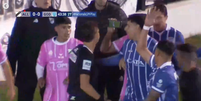 Partida entre Old Boys e Godoy Cruz teve pol&ecirc;mica com celular dentro de campo  Foto: Reprodu&ccedil;&atilde;o/X