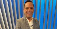 Thiago Gardinali, que apresentou o 'Se Liga Brasil' nas manhãs do SBT, agora comanda o 'Conexão Brasil' à noite, na BNTV  Foto: Reprodução