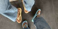 O chinelo virou tend&ecirc;ncia na moda! Confira 5 maneiras elegantes de combinar o cal&ccedil;ado com diferentes pe&ccedil;as e criar looks estilosos Foto: Reprodu&ccedil;&atilde;o: Pinterest/Archies Footwear / Bons Fluidos