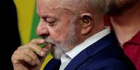 Lula com m&atilde;o na boca, pensativo  Foto: REUTERS/Brian Snyder / BBC News Brasil