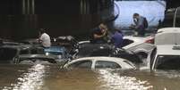 Carros e &ocirc;nibus ficam parcialmente submersos em alagamento no T&uacute;nel do Anhangaba&uacute;, no Centro de S&atilde;o Paulo, na tarde desta quarta-feira, 14  Foto: WILLIAN MOREIRA/ATO PRESS/ESTAD&Atilde;O CONTE&Uacute;DO
