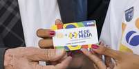 Cartão do programa Pé-de-Meia, criado pelo governo federal; versão universitária foi anunciada, mas alguns detalhes, como o próprio cartão, ainda são desconhecidos  Foto: Marcelo Camargo / Agência Brasil