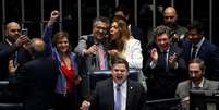 Davi Alcolumbre, rodeado por parlamentares, ao anunciar aprova&ccedil;&atilde;o do fim da escala 6x1  Foto: REUTERS/Adriano Machado / BBC News Brasil