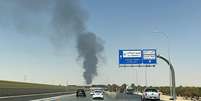 Grande coluna de fuma&ccedil;a preta se ergue da &aacute;rea de armazenamento de combust&iacute;vel do Aeroporto Internacional King Khalid, em Riade, na Ar&aacute;bia Saudita, em 19 de setembro de 2026; imagem foi registrada com um celular.  Foto: RFI
