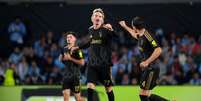 Jogadores de Celta de Vigo e Juventus em disputa de bola na Liga Europa - Foto: Jose Manuel Alvarez Rey/Getty Images / Jogada10