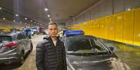 O motorista de aplicativo Guilherme de Azevedo, de 22 anos, ficou preso no tr&acirc;nsito no Vale do Anhangaba&uacute;.  Foto: &Iacute;talo Lo Re/Estad&atilde;o / Estad&atilde;o