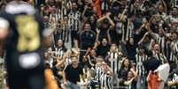 Reinier abre o placar e celebra com a galera. Vitória sobre o City Torque deixa o Galo com um pé na final da Sula. Foto: Pedro Souza / Atlético / Jogada10