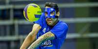 Douglas Souza jogou com uma m&aacute;scara de prote&ccedil;&atilde;o. Foto: Pedro Teixeira/V&ocirc;lei Renata