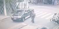 Policial atira e mata mulher em poss&iacute;vel surto.  Foto: Reprodu&ccedil;&atilde;o/C&acirc;meras de seguran&ccedil;a