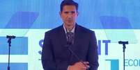 Fred Kachar durante evento do Valor em Nova York em 2024   Foto: Reprodução/YouTube
