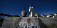 Homenagem ao papa Leão XIV diante do Hospital Agostino Gemelli, em Roma  Foto: ANSA / Ansa - Brasil