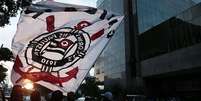 Bandeira do Corinthians em frente ao Parque S&atilde;o Jorge.  Foto: Werther Santana/Estad&atilde;o / Estad&atilde;o