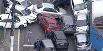 Carros s&atilde;o arrastados por enchente e bloqueiam rua na Zona Sul de S&atilde;o Paulo ap&oacute;s temporal Foto: Reprodu&ccedil;&atilde;o/GloboNews