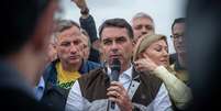 Fl&aacute;vio Bolsonaro (PL) se encontrou com dois executivos da Globo  Foto: EVANDRO LEAL/ENQUADRAR/ESTAD&Atilde;O CONTE&Uacute;DO / Estad&atilde;o