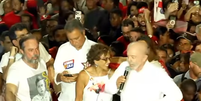 Candidato à reeleição, Luiz Inácio Lula da Silva (PT) faz discurso em cima de carro de som em Ipatinga (MG)  Foto: Reprodução / YouTube