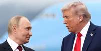 Trump e Putin conversando durante uma visita ao Alasca  Foto: Reuters / BBC News Brasil