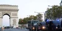 Carros da pol&iacute;cia perto do Arco do Triunfo, em Paris, na Fran&ccedil;a, &agrave;s v&eacute;speras do dia de protestos de 17 de outubro.  Foto: RFI