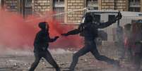 Um manifestante fica frente a frente com a tropa de choque francesa em meio a confrontos durante uma manifestação contra o custo de vida e o aumento dos preços dos combustíveis em Paris  Foto: Reuters / BBC News Brasil