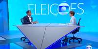 A apresentadora Renata Lo Prete e o candidato Flávio Bolsonaro (PL) nos Estúdios Globo, na zona oeste do Rio  Foto: Reprodução