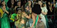 Paolla Oliveira e Iza trocam selinho na quadra da Imperatriz Foto: Victor Chapetta/Brazil News / Elas no Tapete Vermelho