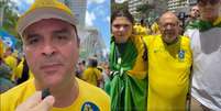 Ricardo Ribeiro Pedroso, Itamar Mioto, e os netos Yuri Mioto Nogueira e Julia Mioto Nogueira viajam centenas de quil&ocirc;metros para participar de ato de Fl&aacute;vio Bolsonaro em SP  Foto: Gabriel Gatto/Terra