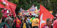 Apoiadores de Lula se re&uacute;nem em ato no Largo da Batata, zona oeste de S&atilde;o Paulo  Foto: Ang&eacute;lica Alves/Fotoarena/Estad&atilde;o Conte&uacute;do