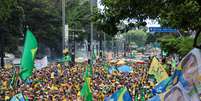 Manifestação em apoio a Flávio Bolsonaro neste domingo, 18, na Av. Paulista, em São Paulo  Foto: CESAR CONVENTI/FOTOARENA/ESTADÃO CONTEÚDO