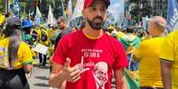 Elias Alves aparece vestido de &ldquo;petista&rdquo; pra mostrar que a esquerda n&atilde;o &eacute; hostilizada no ato pr&oacute; Fl&aacute;vio Bolsonaro  Foto: Gabriel Gatto/Terra