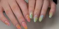 Unhas ganham relevo com pequenas gotas em 3D que renovam esmalta&ccedil;&otilde;es cl&aacute;ssicas, minimalistas e mais ousadas Foto: Reprodu&ccedil;&atilde;o/Pinterest/StyleAesthetic / Bons Fluidos