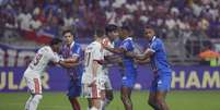 Jean Lucas, suspenso, disputa jogada com atletas do Flamengo. Foto: Rafael Rodrigues/EC Bahia / Esporte News Mundo