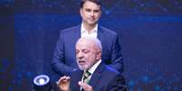Lula e Fl&aacute;vio Bolsonaro durante debate da Band  Foto: BRUNO MOTTA/ENQUADRAR / Estad&atilde;o