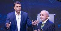 Lula e Fl&aacute;vio Bolsonaro durante debate da Band  Foto: BRUNO MOTTA/ENQUADRAR / Estad&atilde;o