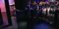 Flávio Bolsonaro (PL) saltando no estúdio da Band após o debate  Foto: Reprodução/Band