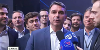 Fl&aacute;vio Bolsonaro (PL) em entrevista ap&oacute;s o debate contra Lula (PT) na Band, neste domingo, 18  Foto: Reprodu&ccedil;&atilde;o/Youtube/Canal Livre