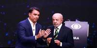 Debate entre Fl&aacute;vio Bolsonaro (PL) e Lula (PT) teve clima quente na Band  Foto: ALOISIO MAURICIO/FOTOARENA/ESTAD&Atilde;O CONTE&Uacute;DO / Estad&atilde;o