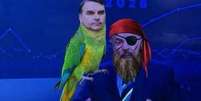 Meme mostra Fl&aacute;vio Bolsonaro (PL) como 'papagaio de pirata' de Lula  Foto: Reprodu&ccedil;&atilde;o/Redes Sociais