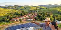 Imagem mostra pain&eacute;is solares na cidade de Serra da Saudade. Foto: Imagem gerada por intelig&ecirc;ncia artificial / Xataka