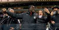 Clarence Seedorf, treinador do Corinthians, na arquibancada da Neo Qu&iacute;mica Arena durante a partida contra o Vit&oacute;ria pelo Brasileir&atilde;o  Foto: Reprodu&ccedil;&atilde;o/Premiere / Estad&atilde;o