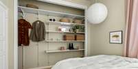 Descubra 5 alternativas pr&aacute;ticas ao guarda Foto: roupa convencional. Confira dicas de arquitetos para organizar roupas em quartos pequenos sem perder a eleg&acirc;ncia - Canva Equipes/Alex Tyson de Pexels / Bons Fluidos